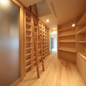 耐震壁を木の本棚にデザインし図書ライブラリーを兼ねた玄関ホール+