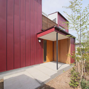 赤いガルバリウム鋼板と木板張りの外壁,外観