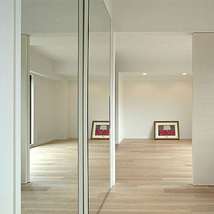 白い空間に床と建具の木目が印象的な、シンプルナチュラルなマンション1室リフォーム
