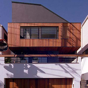 外壁が木板貼りのモダンデザインの都市住宅外観,正面