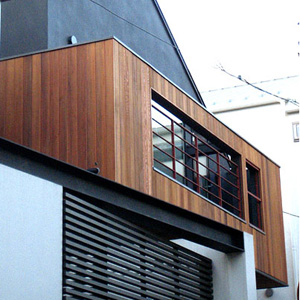 外壁が木板貼りのモダンデザインの都市住宅外観