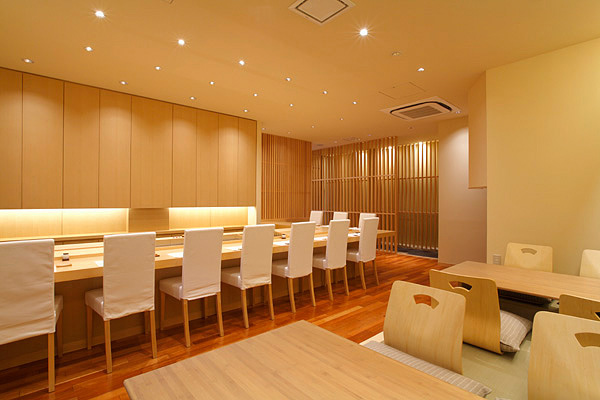 シンプルで上質な和モダンの寿司店舗のリニューアル,カウンター席と小上り席