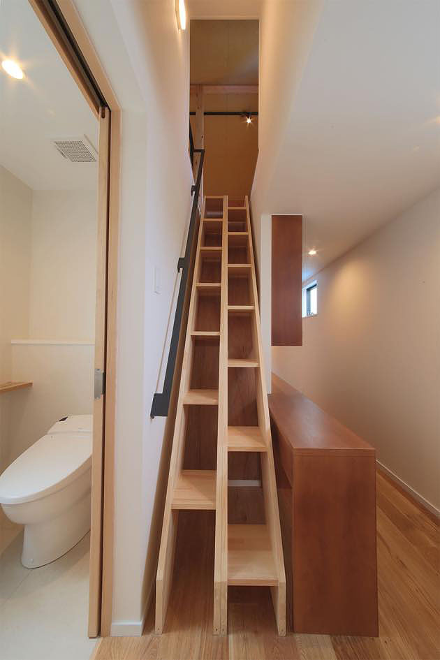 小屋裏収納への可動木製梯子,坪庭に面したトイレとのつながり