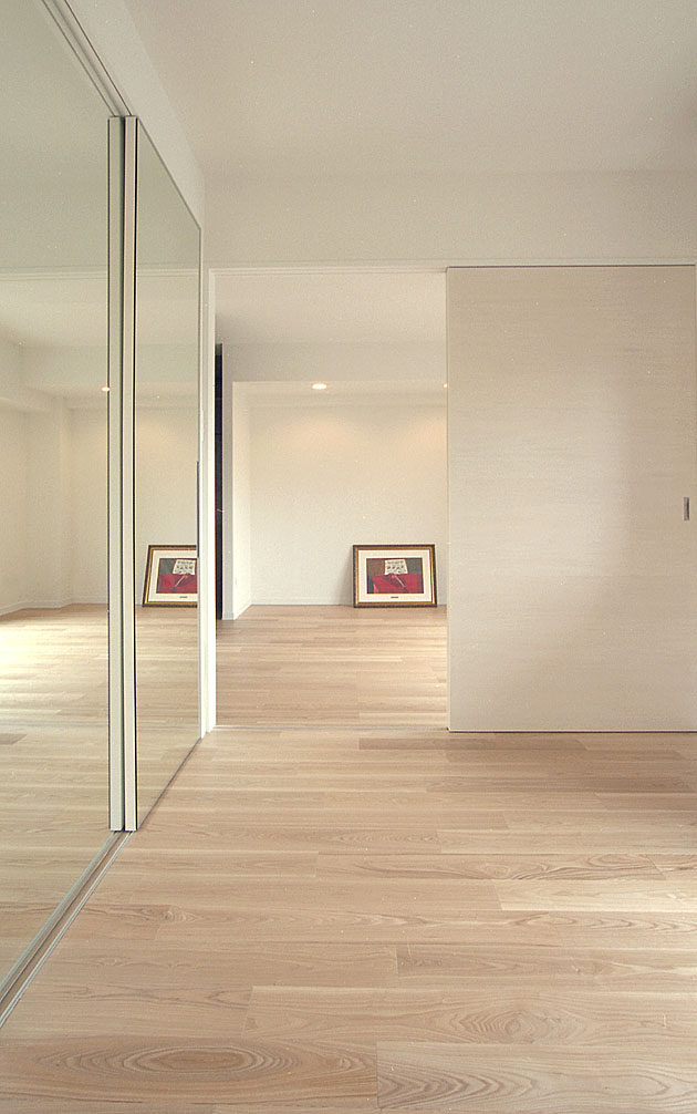 白いシンプルな空間の中に淡い木の素材感が際立つナチュラルモダンなマンションリフォーム