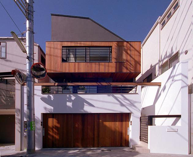 木板張りの外壁,モダンデザインの住宅外観,オープンテラスの家
