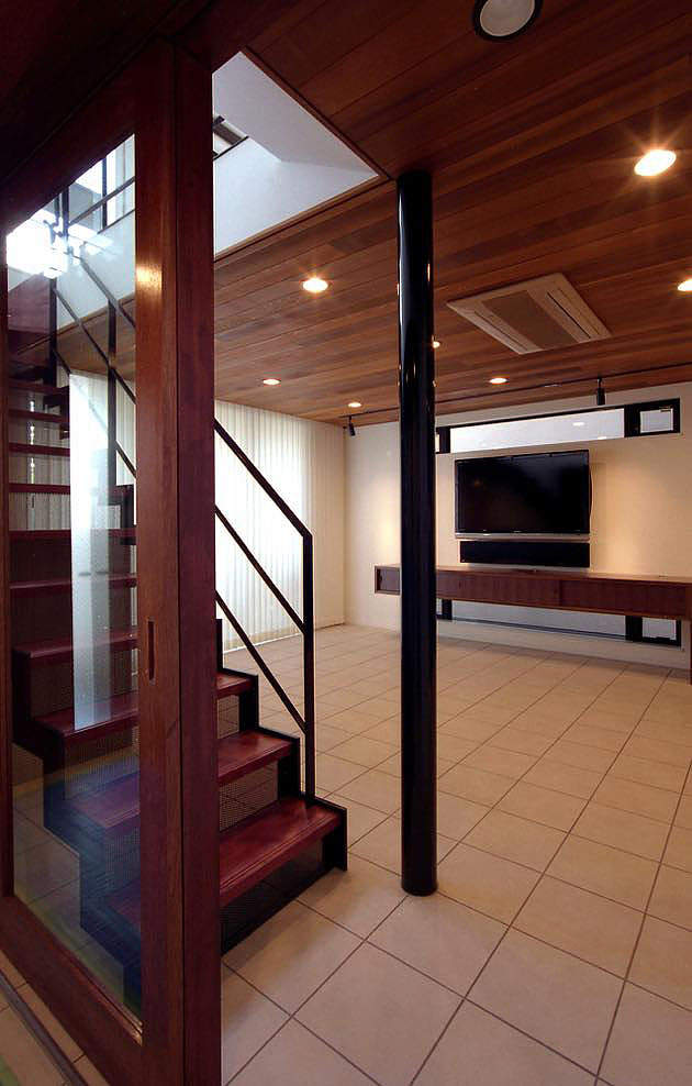 モダンデザインの住宅,リビングの稲妻型の鉄骨階段,階段による1階と2階の繋がり,鉄骨の丸柱