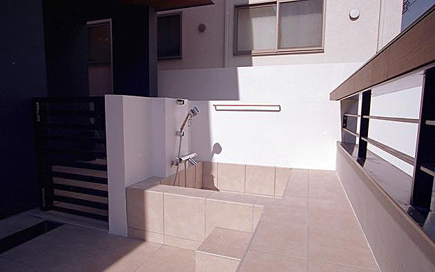 モダンデザインの住宅,タイル貼りのテラスに設置された大型犬用の洗い場,犬の浴槽